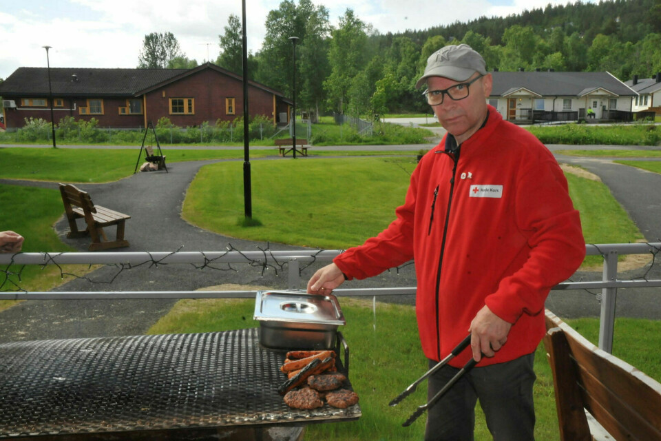 GRILLMESTER: Arne Søreng har vært frivillig i flere år, på Sankthans stilte han som grillmester på Målselv Helsetun for Røde Kors og Livsglede. Foto: Mikael Jensen