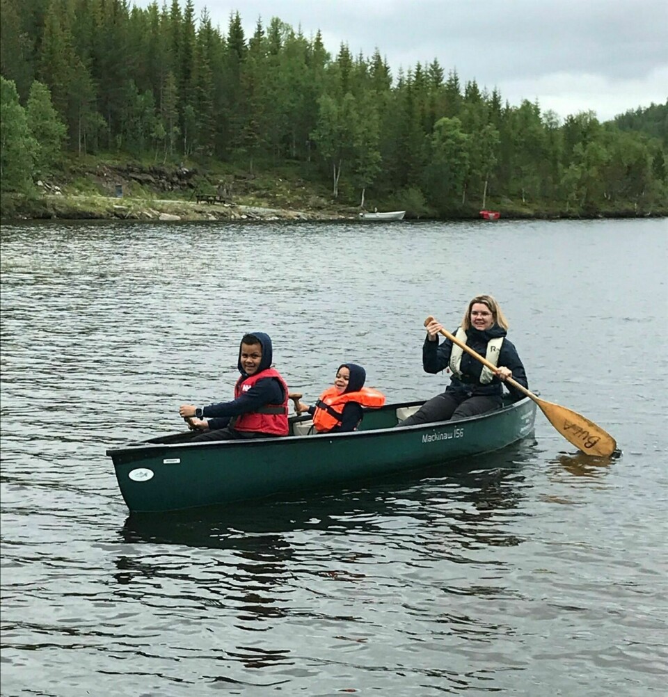 KANOTUR: Flere benyttet anledningen å ta seg en tur i kano på vannet.