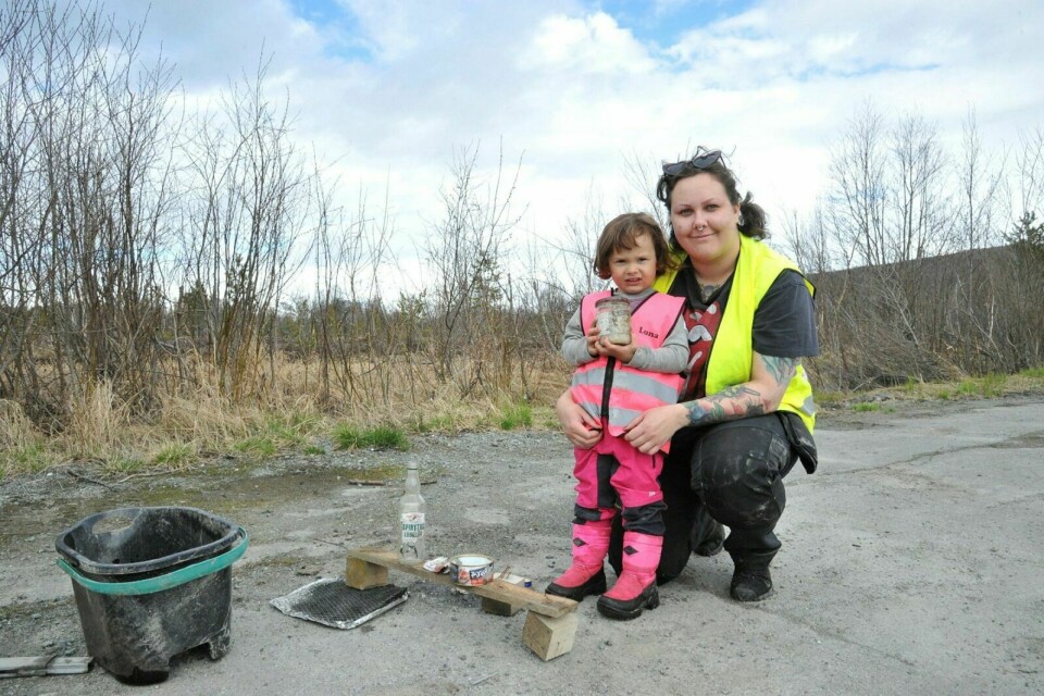 SAMARBEID: Saga (3) hjalp mamma Rebecca Rehnlund å plukke søppel i myra bak ESSO på Tømmerelv. Her ser vi litt av det de fant. Foto: Sol Gabrielle Larsen