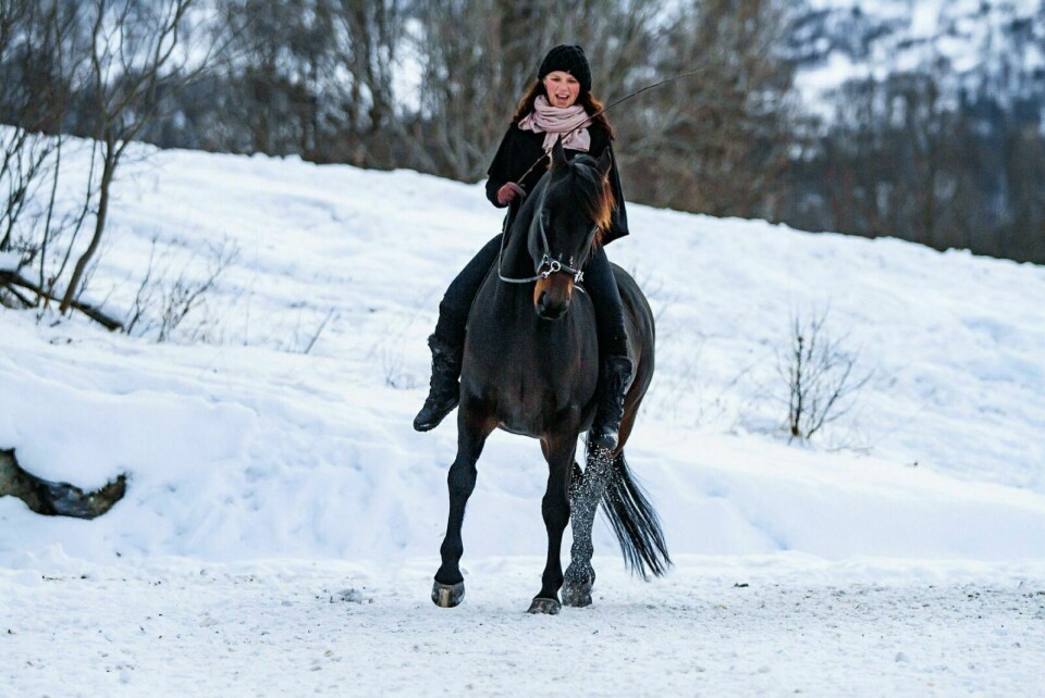 HESTEDAG: Tyske Celina Skogan inviterer til hestedag på gården ved Bergstrøm i Balsfjord til helga. Dit håper hun så mange som mulig finner veien. Foto: Astrid Mathilde Andersen