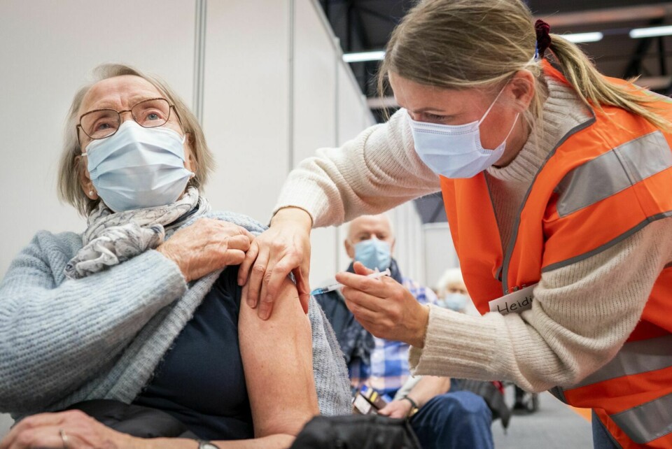 VAKSINE: Flere kan bli tilbudt en fjerde vaksinedose til høsten. Foto: Heiko Junge / NTB
