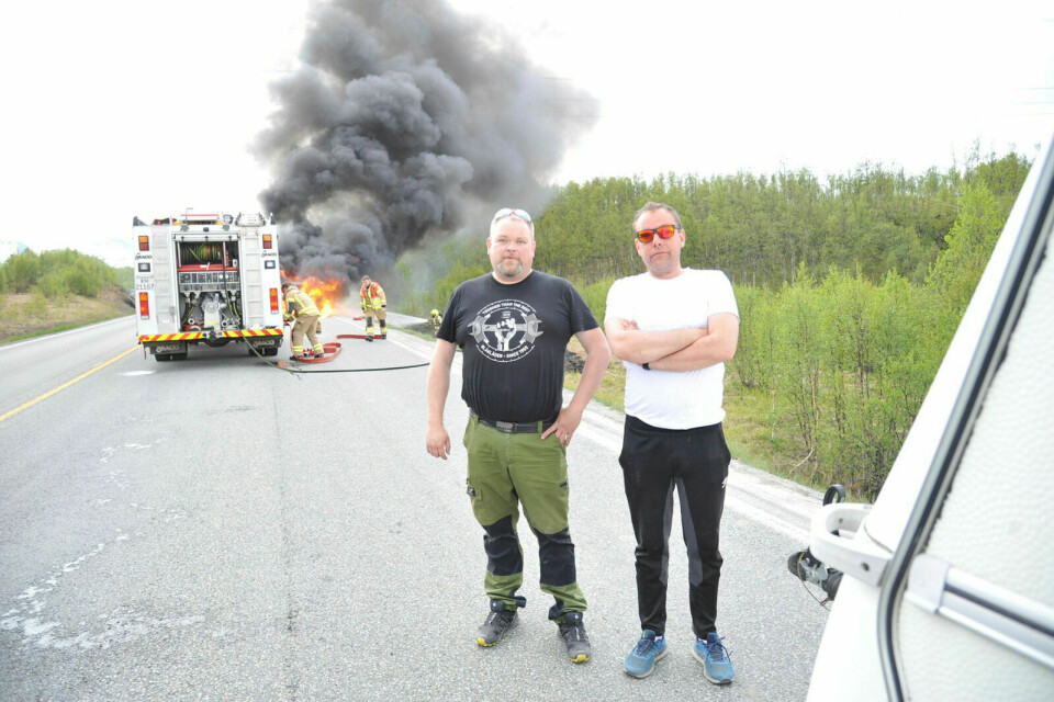 BERGET CAMPINGVOGNA: Kameratene Fredrik Fremnesvik og Bjørn Øyvind Pedersen fra Tromsø var snartenkt og fikk koblet av campingvogn så ikke den også ble flammenes rov.