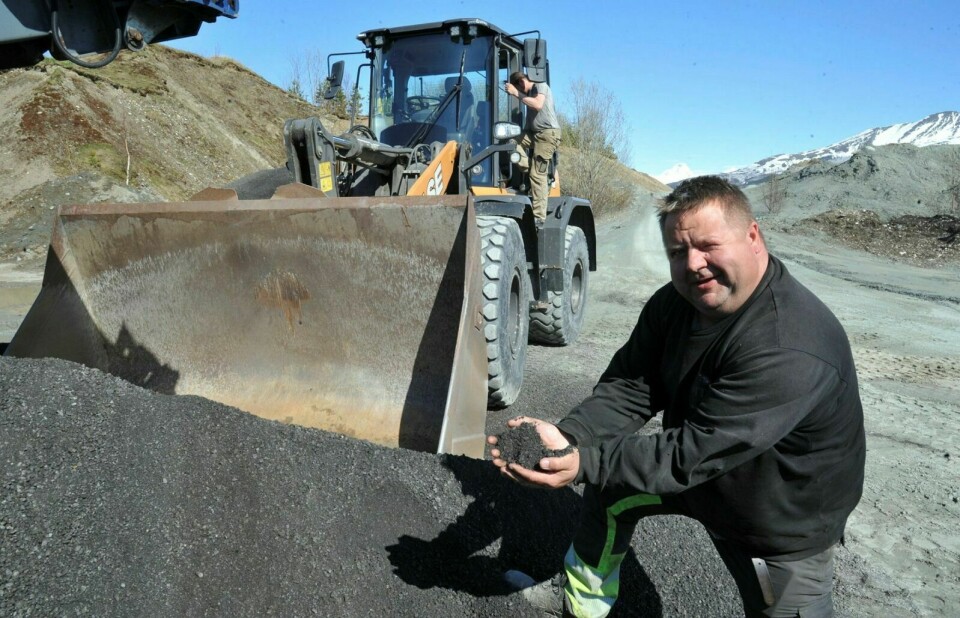 STOR MILJØGEVINST: Innehaver Kent Ronny Stormo mener at å gjenvinne gammel asfalt er et stort og viktig tiltak. – Som du ser knuser vi gammel asfalt som kan gjenbrukes til nye masser. Utvilsomt en stor miljøgevinst, sier Stormo.