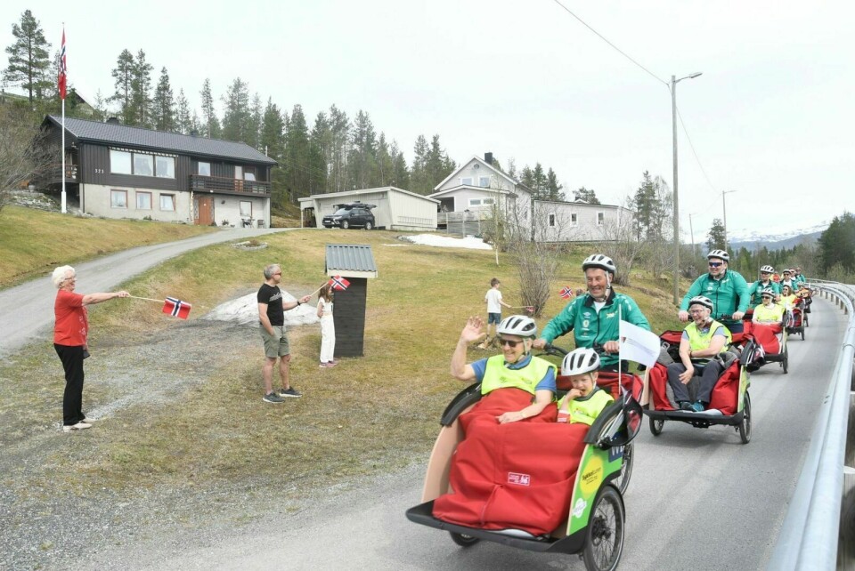 FLAGG: Det var flere som stod langs veien og heiet sykkelfeltet framover. Her leder syklisten Arne Nordli feltet framover. Like bak følger ordfører Bengt-Magne Luneng og resten av feltet. Foto: Torbjørn Kosmo