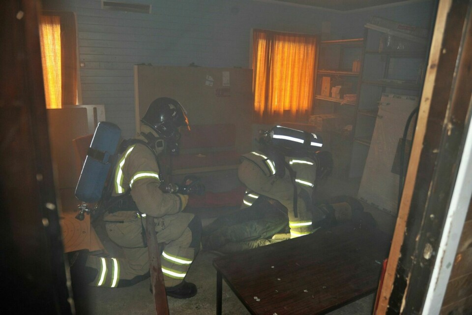BEVISSTLØS: Dette var scenarioet som møtte brannmannskapene som tok seg inn i den røykfylte hytta på søndagens øvelse.