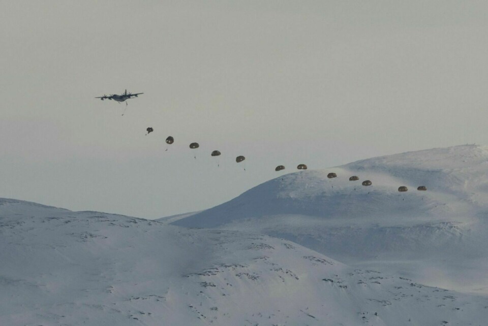 FALLSKJERMHOPP: Tirsdag 10. mai skal flere hundre amerikanske soldater hoppe fallskjerm og trene ved Altevatn i Bardu. Soldatene kommer fra Alaska. Her er nederlandske marineinfanterister avbildet ved en tidligere anledning. Foto: Markus Malmin / Forsvaret