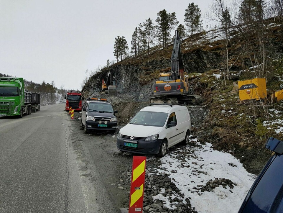 SIKRER TRAFIKKEN: Det pågår nå fjerning av fjellmasser tett ved E6 nær Strupen i Balsfjord. Foto: Ivar Løvland