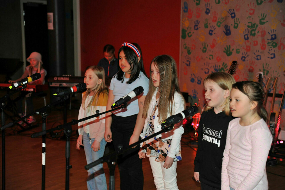 SAND-JENTENE: Emilys (t.v.), Elina, Temine, Amanda og Susanne fra Sand skole bidro med sangen «Sto der og lo» på årets vakreste musikkeventyr.