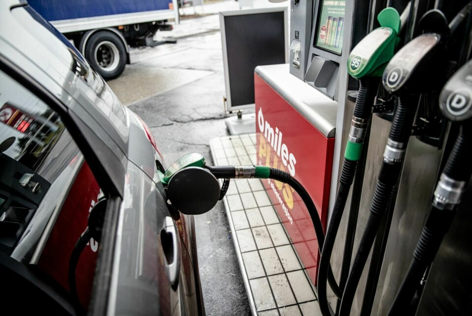 DRIVSTOFF: Salget av både bensin og diesel til veitrafikk økte i mars, til tross for høye priser. Foto: Stian Lysberg Solum / NTB
