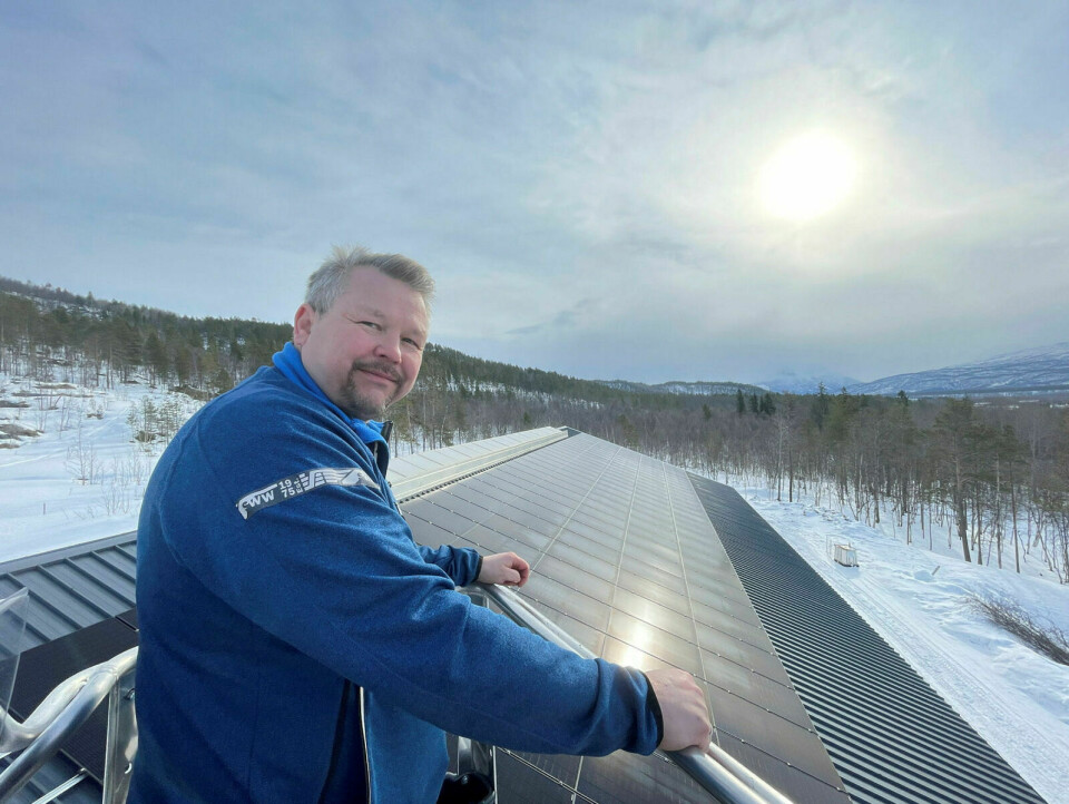 GODT FORNØYD: Gårdbruker og potetbonde Alf Utby viste fram solcellepanelene han har fått installert. Så langt er han godt fornøyd med investeringen. Foto: Kristine Aarhaug