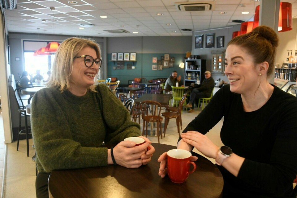 OVERTAR: Veslemøy Aune (t.v.) selger Kaffemøya. Det er Mailiss Kristensen som fra og med 1. juli overtar kafeen på Bardufoss. Foto: Torbjørn Kosmo