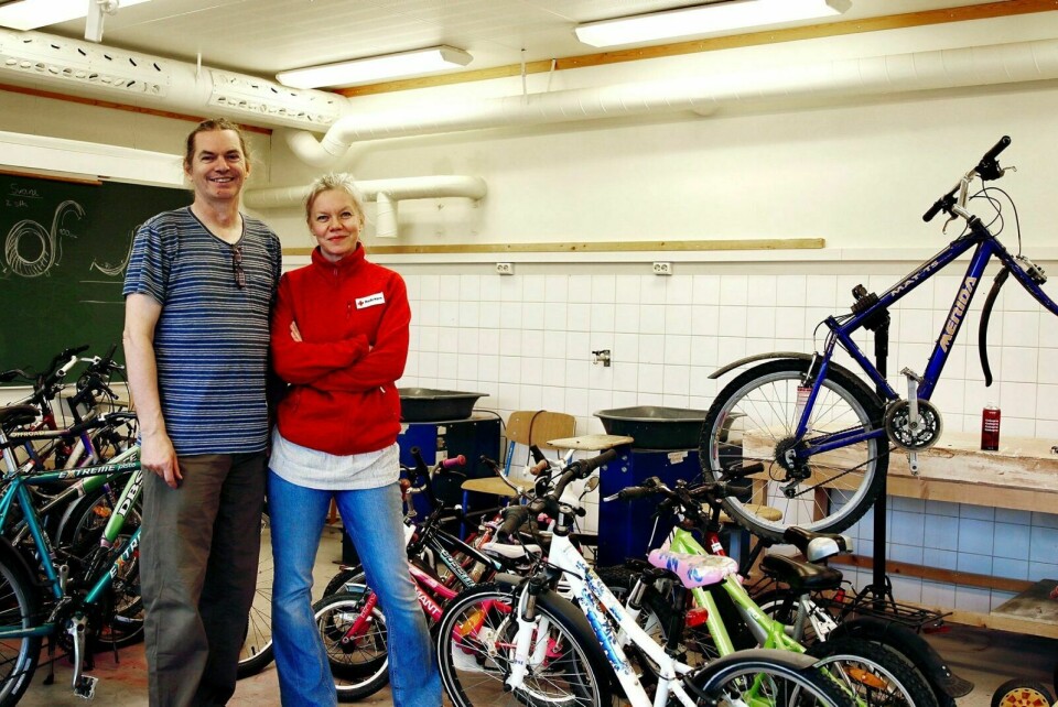 VERKSTED: Initiativtakerne har fått låne verksted på Høgtun Kulturklynge, hvor de fortsatt har flere sykler som trenger litt jobb. Foto: Even Dørum