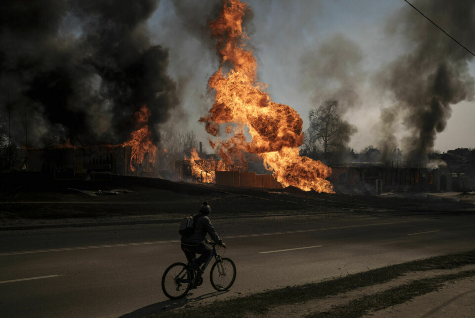 ANGREPENE FORTSETTER: De russiske angrepene mot ukrainske byer fortsetter, dette bildet er fra Kharkiv fredag. Mandag møtes russiske og ukrainske forhandlere i Istanbul i Tyrkia til en ny runde med fredssamtaler. Foto: AP / NTB