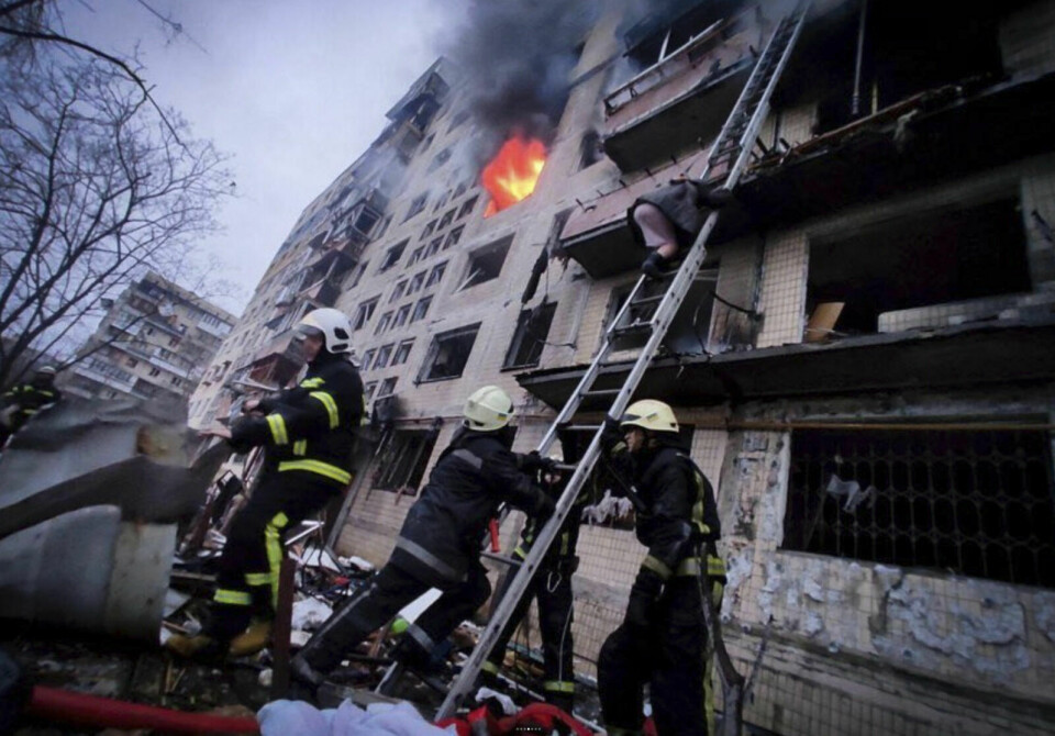 Brannmannskaper redder ut beboerne fra en boligblokk i Kyiv, som ble rammet av et russisk angrep mandag morgen. Foto: Ukrainian State Emergency Service via AP / NTB