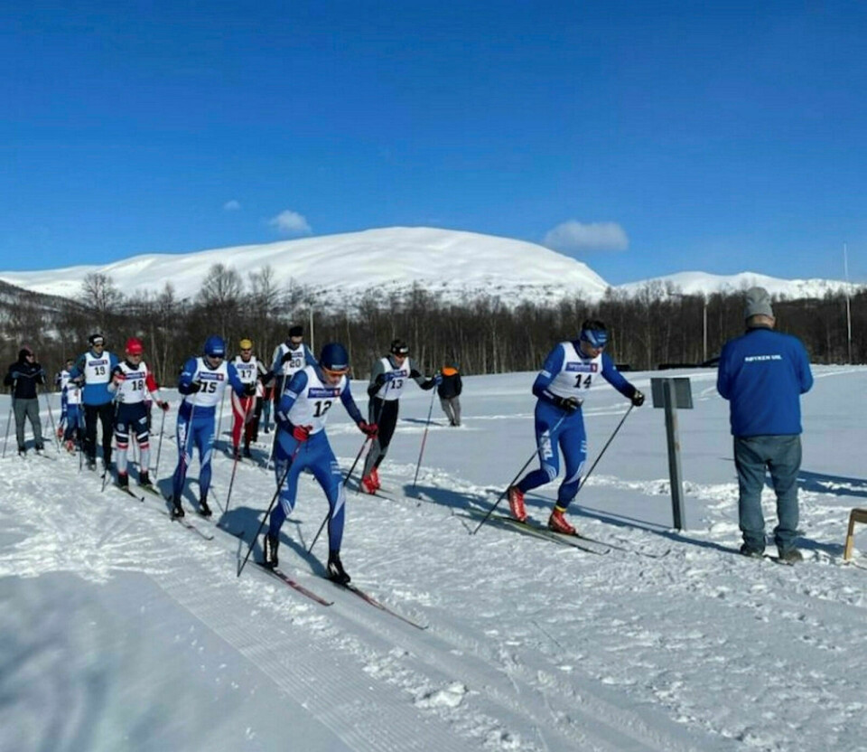 FELLESSTART: Veteranløperne gikk fellesstart i lørdagens renn, og her stikker de ut fra start. Foto: Privat