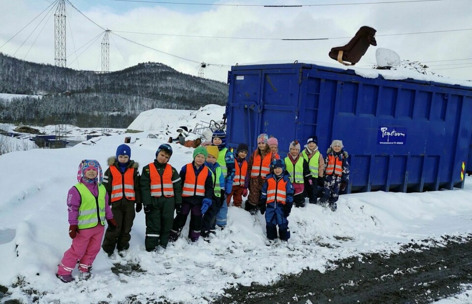 MILJØBEVISSTE UNGER: De 13 førskoleungene i Trollskogen barnehage har det siste året vært veldig opptatt av søppelhåndtering. Foto: Trollskogen barnehage