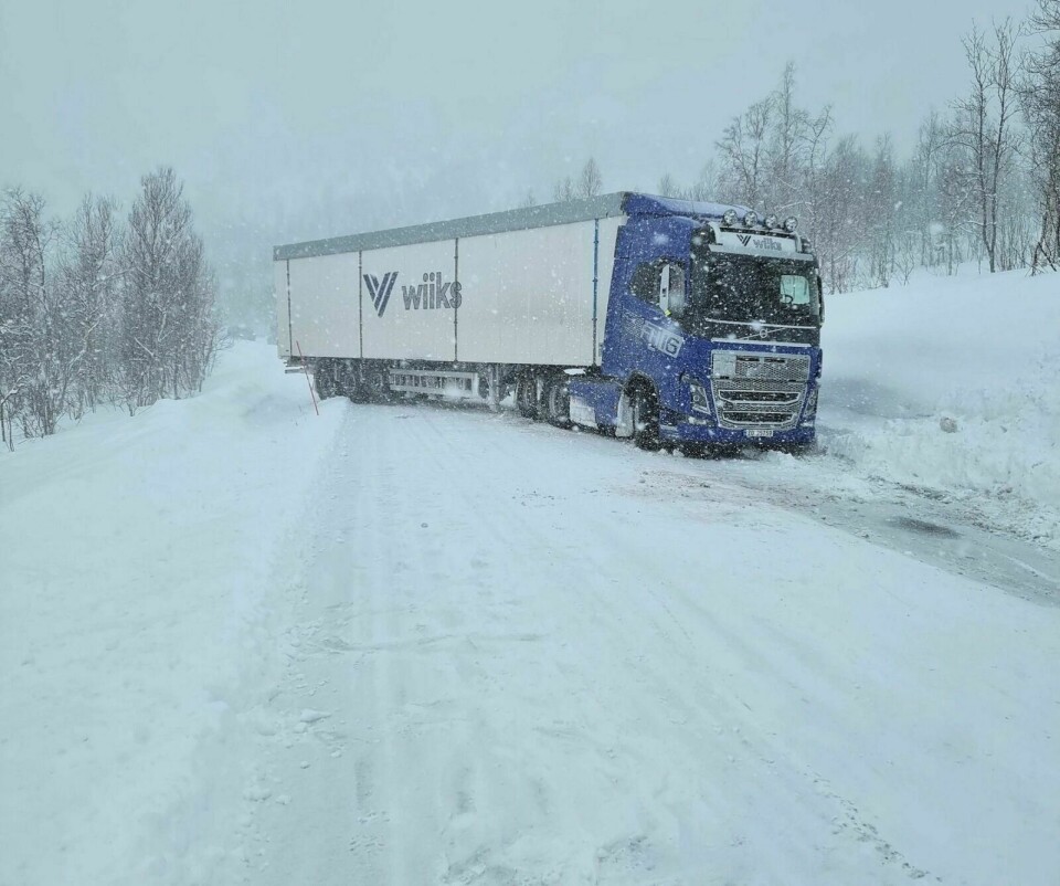 STOPP: Den norskregistrerte semitralla fikk stopp på ferden opp mot Stordalsbrua i Tamokdalen. Der har ikke modulvogntog lov til å kjøre. Foto: Privat