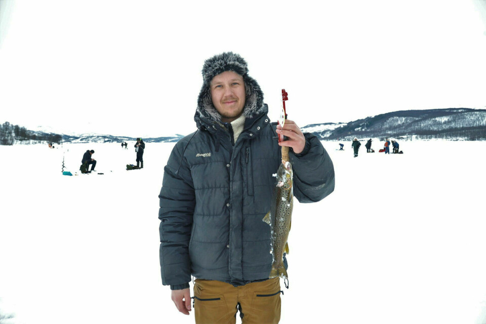 FORNØYD VINNER: Thomas Fagertun (27) er fornøyd med å få størst fisk og mener det var på tide at han fikk premie på Sagelvvasspilken.