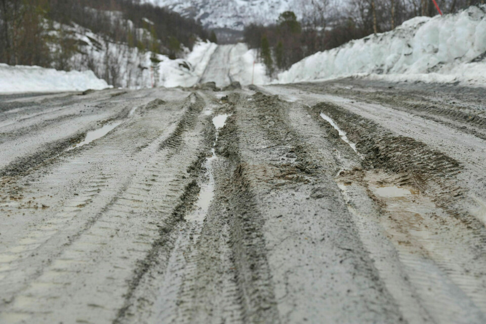 GJØRMEHAV: Som vi ser på dette bildet, var fylkesveien i Furudalen mandag mer eller mindre i oppløsning.