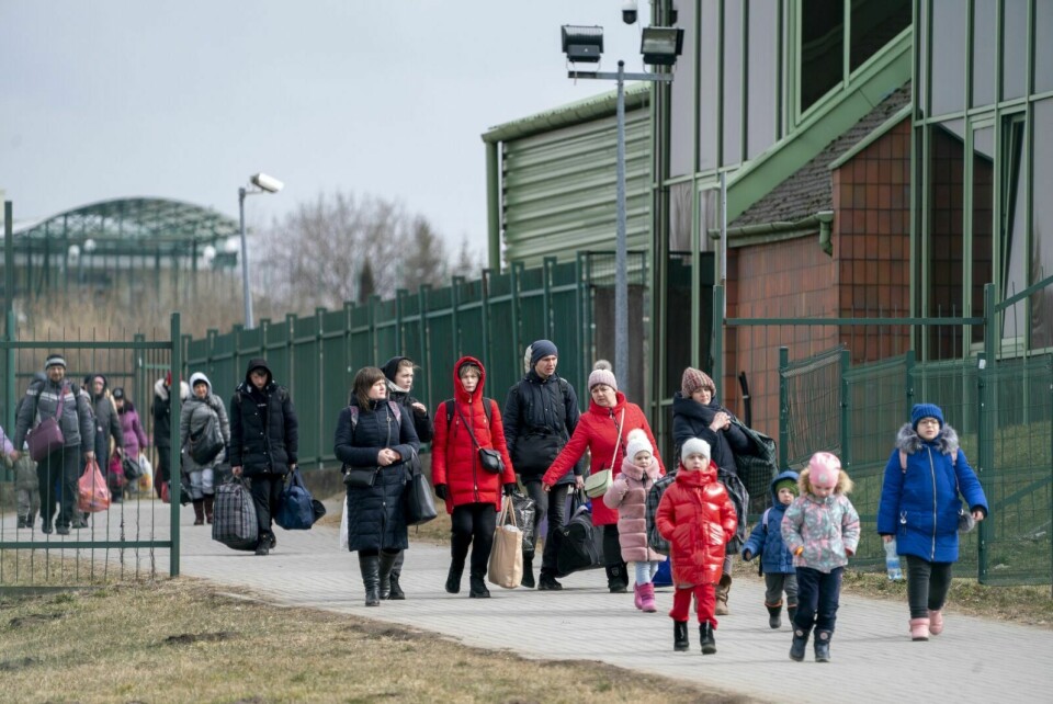 Ved grenseovergangen i Medyka kommer flyktninger fra Ukraina gående og med biler. Når de kommer over grensen, blir de tatt imot av frivillige som gir dem mat og transport videre. Foto: Torstein Bøe / NTB
