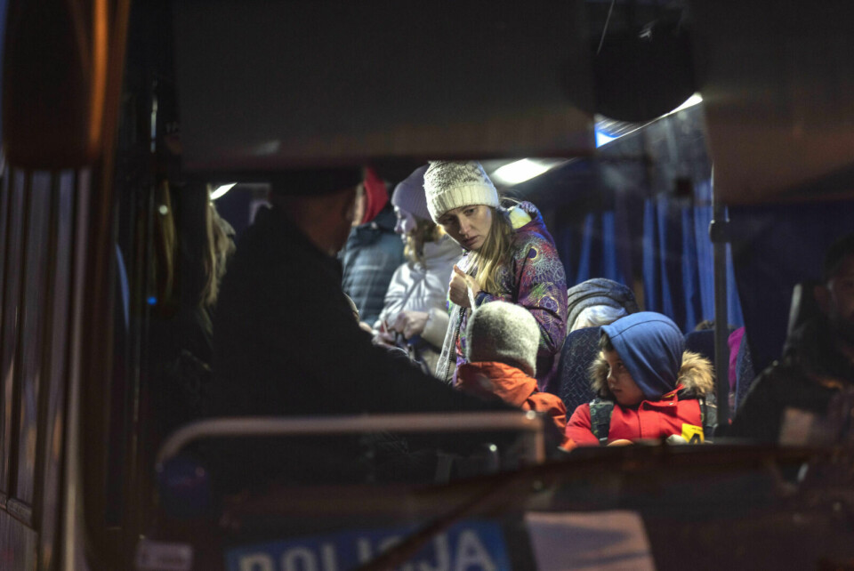 Flyktninger fra krigen i Ukraina på en buss ved grenseovergangen Medyka i Polen. Foto: Petros Giannakouris / AP / NTB