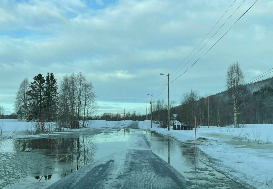 OVERSVØMT: Slik så fylkesvei 854 ut etter vinterregnet denne uka. Foto: Kristine Aarhaug