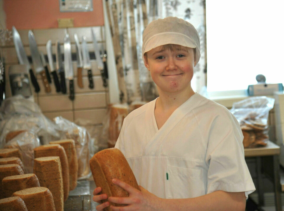 FÅR JOBBE MED DET HAN LIKER: Tobias Berge baker brød fra bunnen av, og er glad han får jobbe med ting han liker. Han synes at det å ha praktisk utprøving i arbeidslivet er mye bedre enn skole. Foto: Stian Strand Karlsen