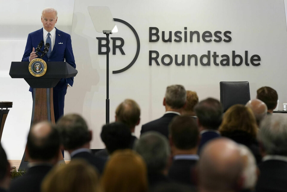 President Joe Biden talte til bedriftsledere mandag. Han sa at Russlands Vladimir Putin er trengt opp i et hjørne og vurderer å bruke kjemiske og biologiske våpen. Foto: Patrick Semansky / AP / NTB