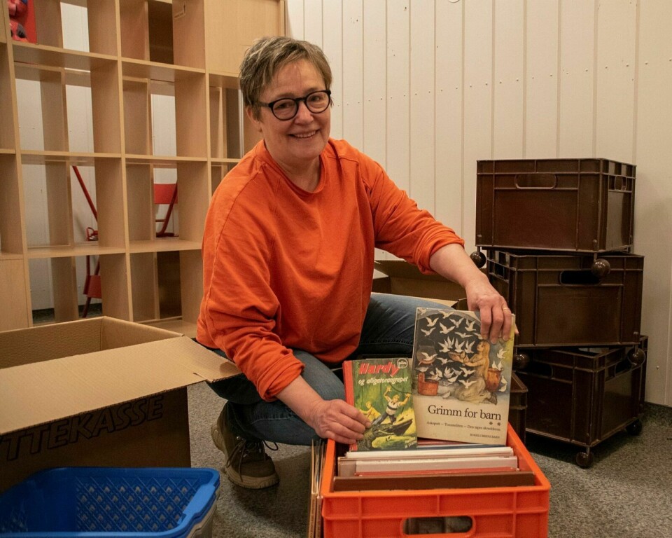 BØKER KASSERES: Bibliotekar Randi Walle er opptatt av å ta vare på så mange bøker som mulig, men mye blir likevel dessverre kastet. Foto: Aleksander Walør / Bardu Media