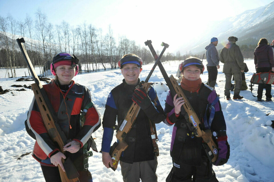 TREFFSIKKER TRIO: Josefine Strand, Sigve og Anna Kristine Svendli er unge skyttere fra Storsteinnes skytterlag som vet å treffe det de sikter på.