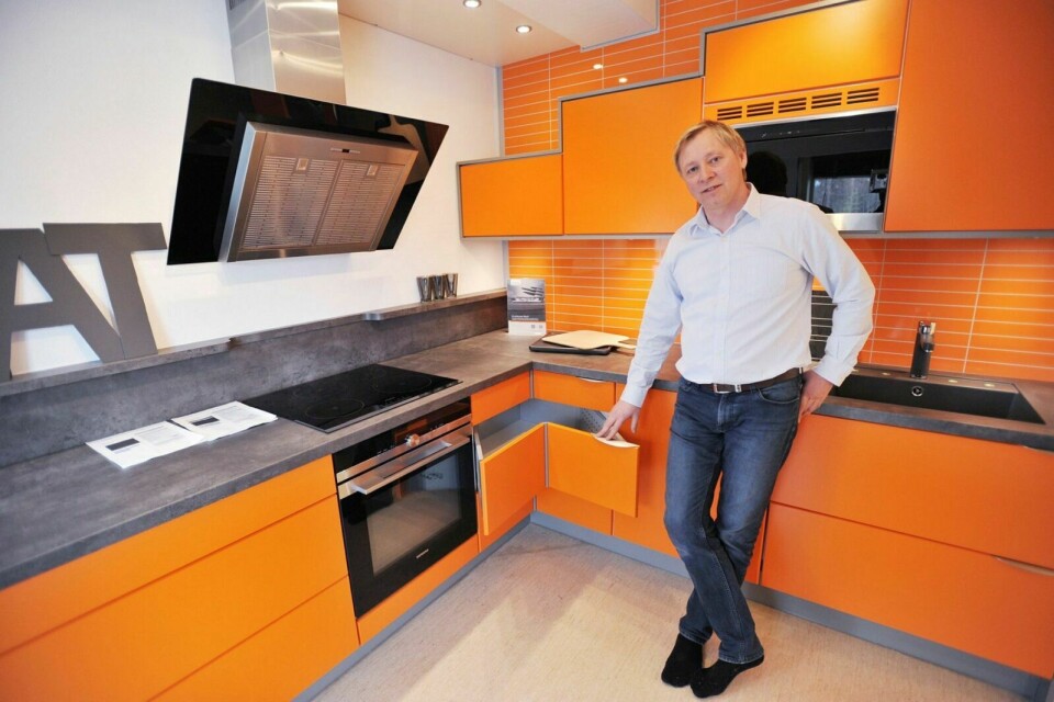 SMÅSKALA: Kurt Helgesen (bildet) og makker Tom Hansen produserer igjen kjøkken i Focus Holding AS sine lokaler på Rundhaug. Arkivfoto: Malin C. S. Myrbakken