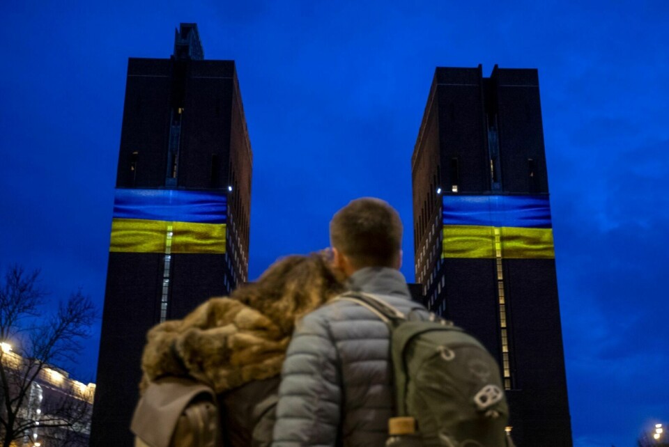 BLÅTT OG GULT: Torsdag kveld ble Oslo rådhus lyssatt med fargene i det ukrainske flagget. Foto: Javad Parsa / NTB