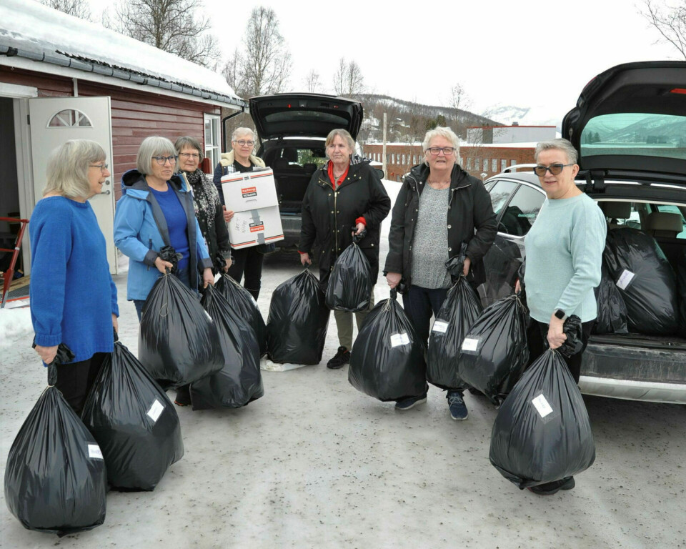 STILTE OPP FOR UKRAINA: Driftige damer i Sørkjos sanitetsforeninga pakket fredag sekker og pappesker med ulike varer og klær som sendes til ukrainske flyktninger.