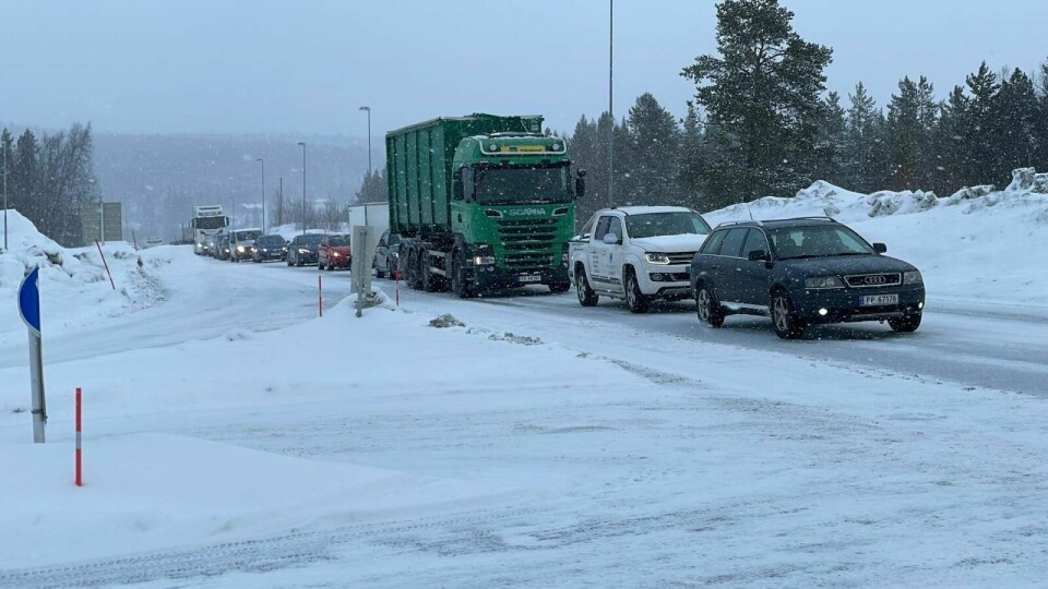 KØ: Det oppsto tidvis kø på begge sider, og trafikken gikk sakte forbi stedet. Foto: Torbjørn Kosmo