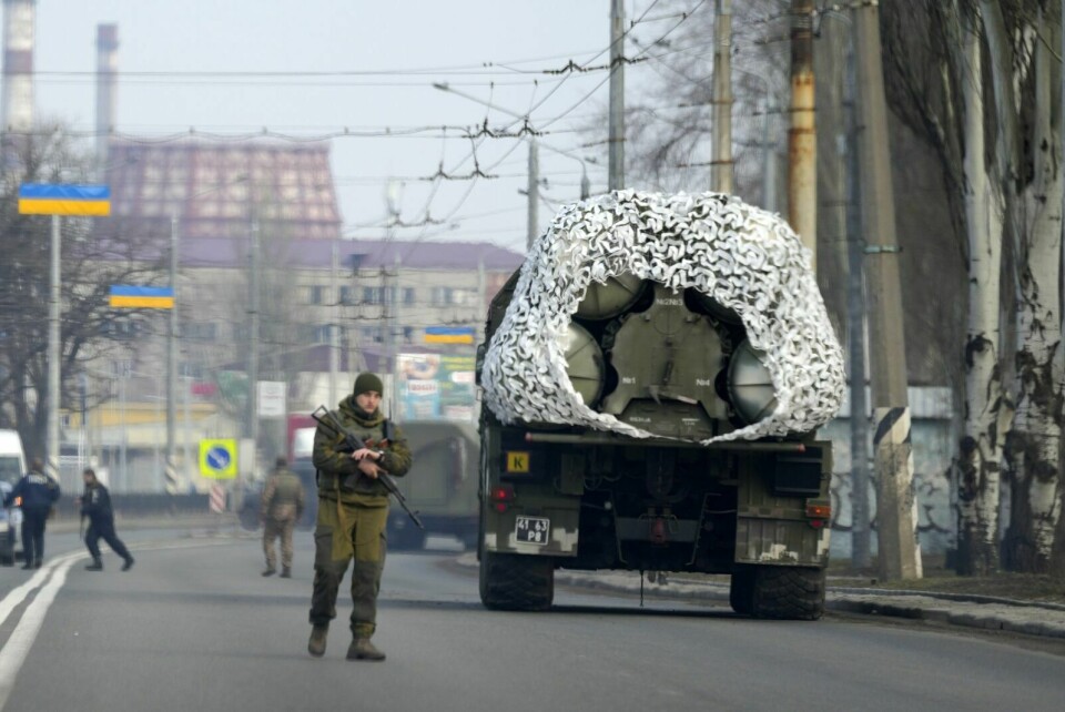 En Ukrainsk soldat ved siden av et militært kjøretøy i Kramatosrk, Ukraina. Foto: AP Photo/Vadim Ghirda