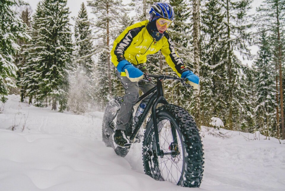 SNØSYKLING: En fatbike har langt tjukkere dekk enn en vanlig terrengsykkel. Dermed kan man ta seg fram der man bare skulle tro ski ville fungere. Foto: Stian Lysberg Solum / NTB