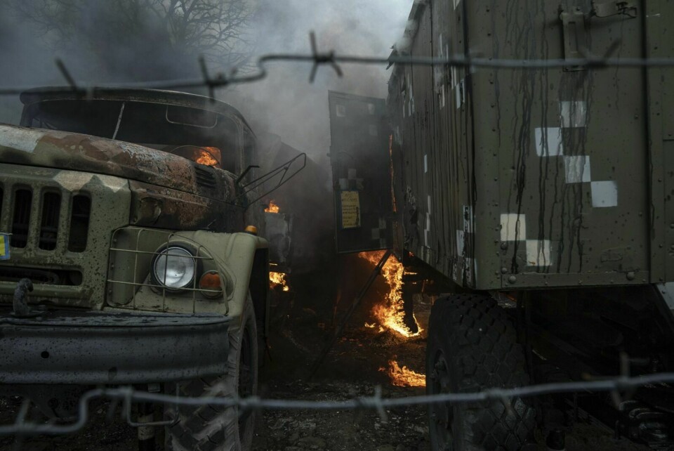 Et ukrainsk militært kjøretøy brenner etter et russisk angrep i Mariupol, Ukraina. Foto: AP / Evgeniy Maloletka