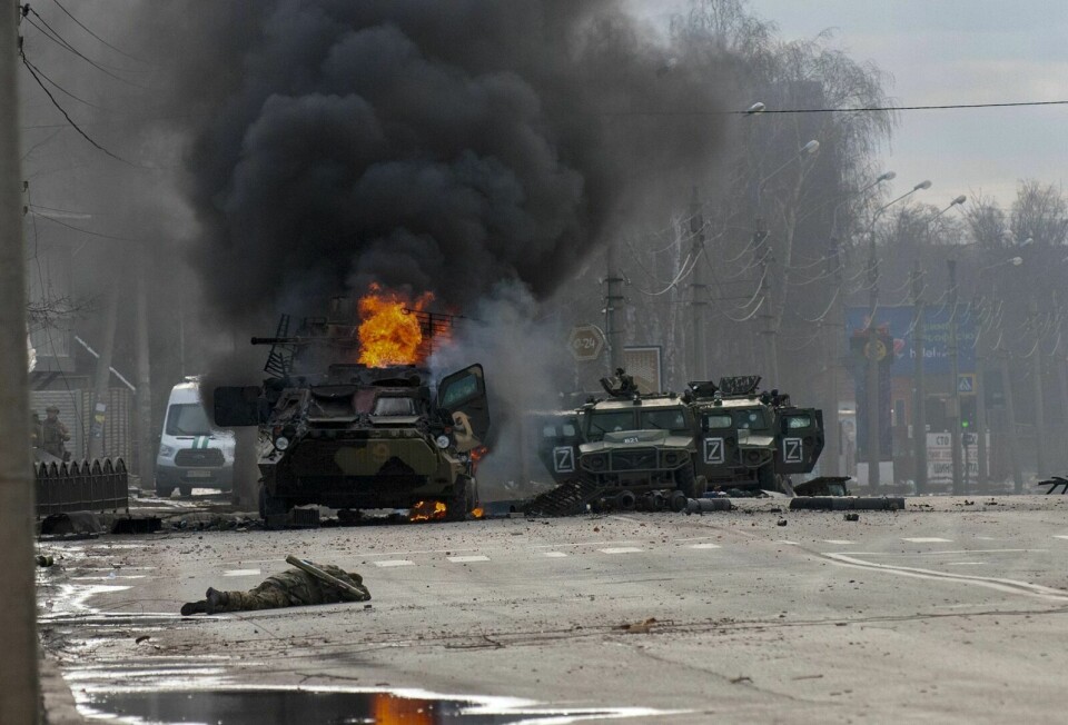Et russisk pansret kjøretøy brenner utenfor Kharkiv. Foto: Andrew Marienko / AP / NTB