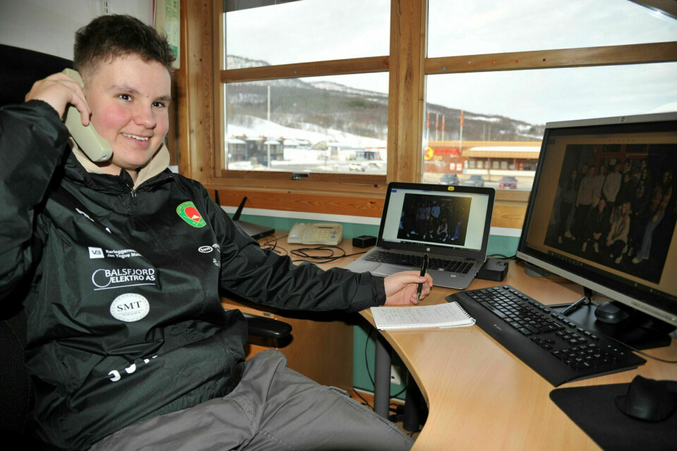 DRØM OM TV2: Denne uka blir Stian Strand Karlsen å finne på Nye Troms sitt lokalkontor i Balsfjord. Målet til 14-åringen fra Storsteinnes er å jobbe som journalist i TV2, aller helst i TV-kanalens sportsredaksjon.