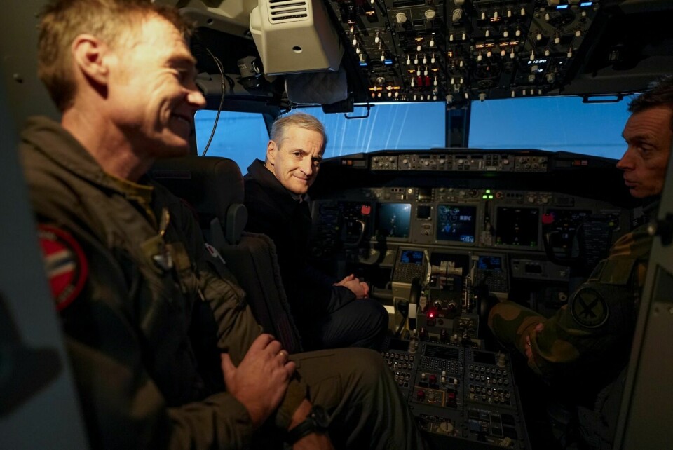 BAK SPAKENE: Statsminister Jonas Gahr Støre om bord i et av de første overvåkingsflyene P-8A Poseidon som kom til Evenes militære flyplass. Foto: Håkon Mosvold Larsen / NTB