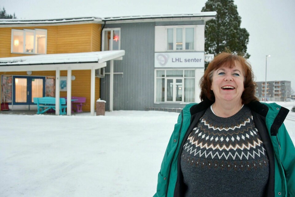 IKKE BLID: Lise Tråsdahl, som daglig kjører veien mellom Grøtte og Bardufoss ser kanskje blid ut på bildet. Men hun er svært lite fornøyd med forholdene på «fylkeselv» 87. Arkivfoto: Torbjørn Kosmo
