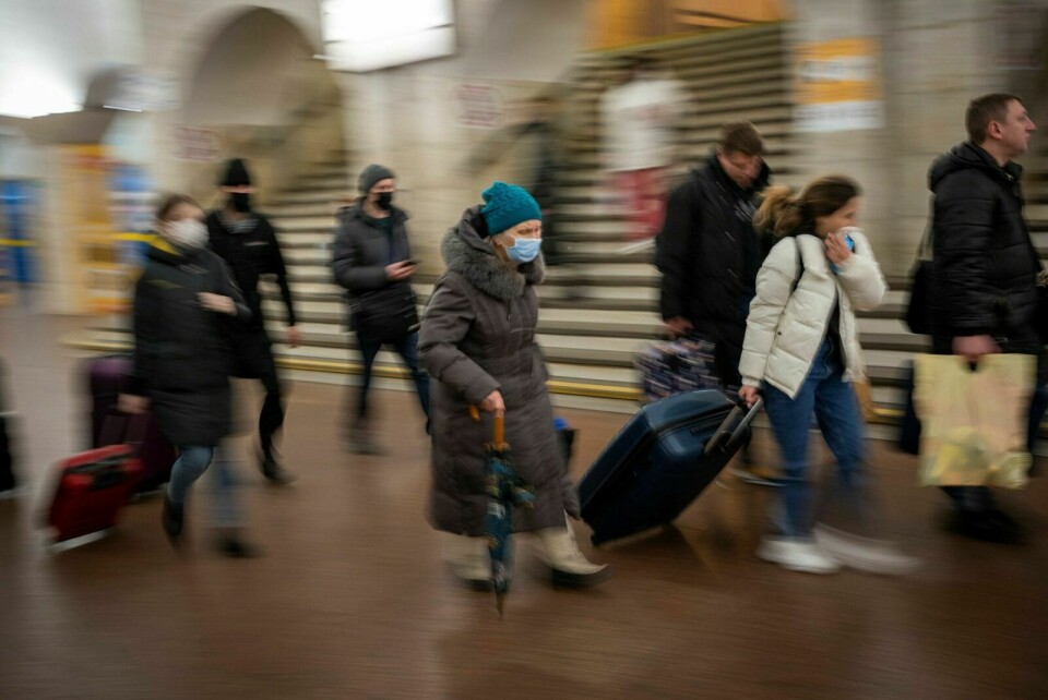 PAKKET KOFFERTEN: Kyivs innbyggere våknet til lyden av eksplosjoner og flysirener torsdag. Mange pakket kofferter og forsøkte å ta seg ut av den ukrainske hovedstaden Foto: AP/ NTB
