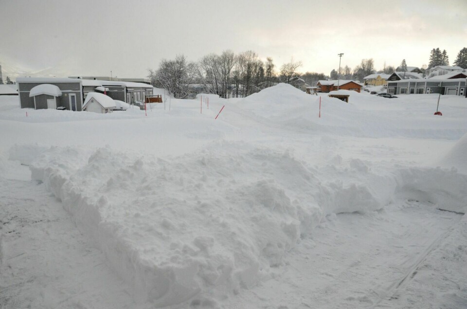 MORGENTRIM: Mange måtte finne fram snøskuffa i morgentimene fredag. Som her på Storsteinnes. Foto: Sol Gabrielle Larsen