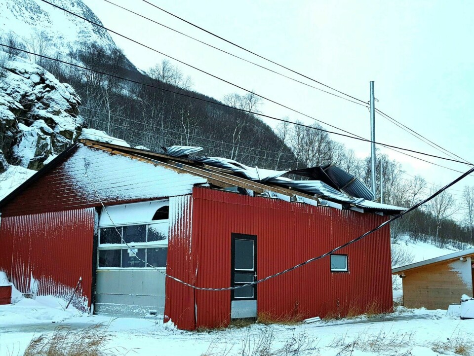 TATT AV VINDEN: Deler av taket på dette redskapshuset i Balsfjord måtte gi etter for stormen natt til mandag.
