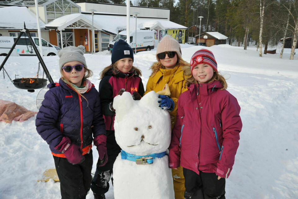 ARTIG: Lea Estelle, Andrea, Olivia og Bianca synes det var gøy å være med på å lage skulpturer av snø.