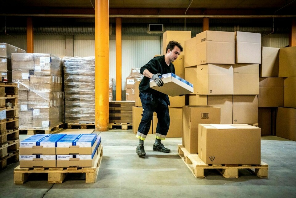 PAKKES: I et lager på Ensjø pakker og klargjør Henrik Wæraas Thorvaldsen utsendelser av hurtigtester. Foto: Ole Berg-Rusten / NTB