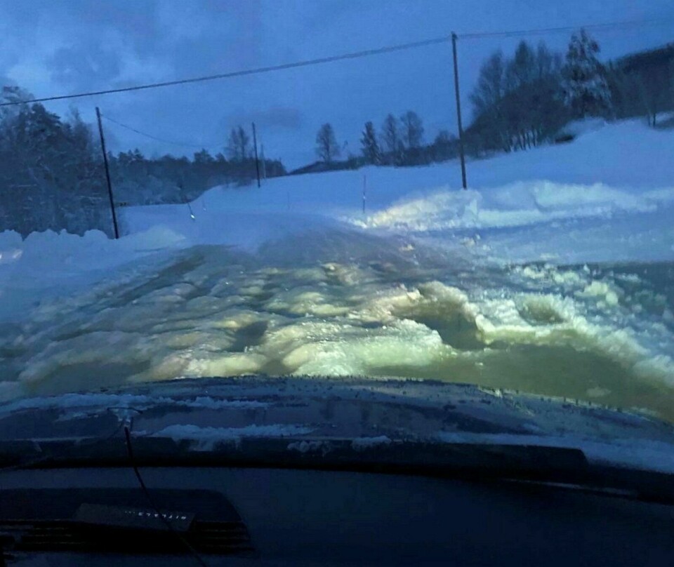 VANSKELIGE KJØREFORHOLD: Fylkesvei 854 hadde mye vann, is og dype hull flere steder sist helg. Foto: Tipser