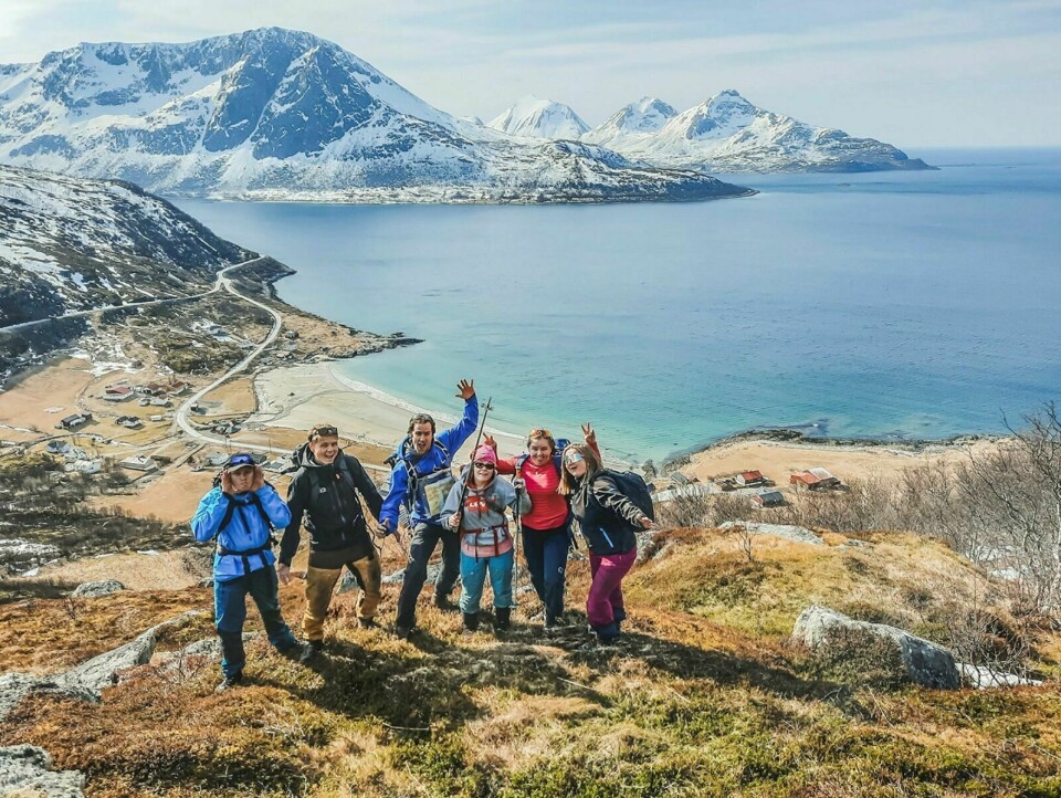 PÅ LANGTUR: I fjor reiste Ingen grenser-klassen på langtur i Troms. Her gikk de toppturer, var på gårdsbesøk, gikk på ski og koste seg i vårsola på de hvite strendene. Foto: Privat