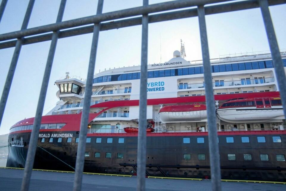 MILLIONBOT: Hurtigruteskipet Roald Amundsen til kai i Tromsø i august 2020 etter smitteutbruddet. Nå har rederiet fått 1 million kroner i foretaksstraff. Arkivfoto: Terje Pedersen / NTB