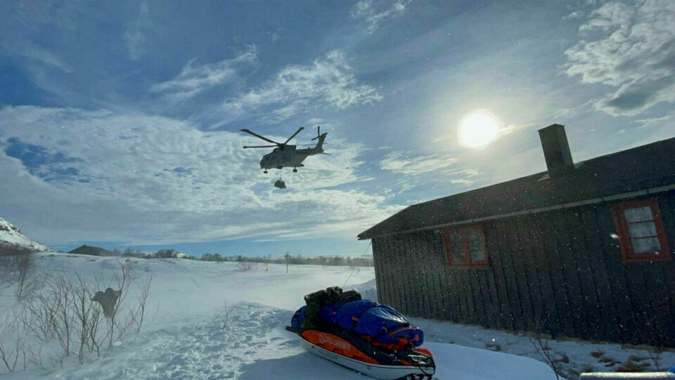DUGNAD: Britiske Royal Navy stilte helikopter og personell tilgjengelig for frakt av fyringsved til Dividalshyttene for Troms Turlag. Foto: Troms Turlag